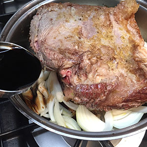 Place the onions around the meat then add the sherry vinegar. Braised beef short ribs -adding vinegar